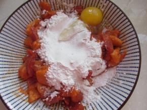 加入淀粉和鸡蛋。