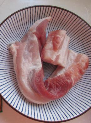 去皮五花肉备用。