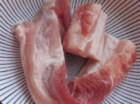 去皮五花肉备用。