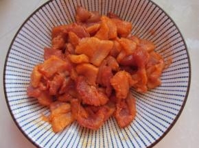 切片加入蜜汁调料抓匀腌渍10分钟。