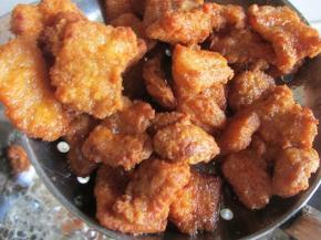 炸制成金黄色捞出。