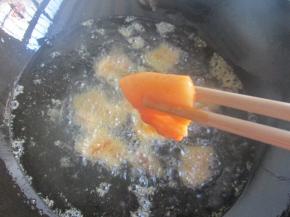 把肉片一片一片的放进油锅里。