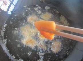 把肉片一片一片的放进油锅里。