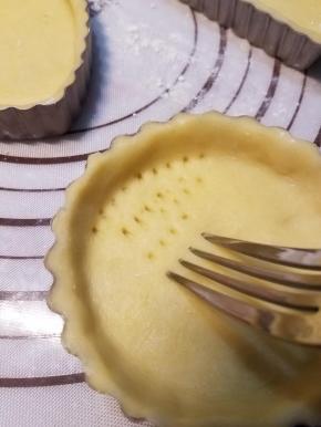 在挞皮底部用叉子扎一些小孔