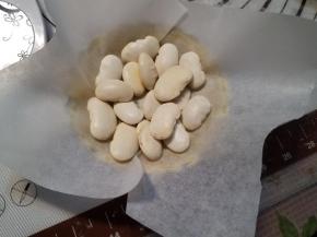 在挞皮底部铺一张裁剪好的油纸，放上一些豆子（防止挞皮烤的时候鼓起来）