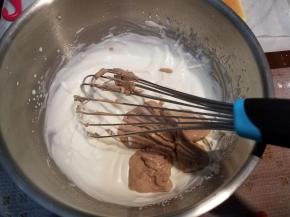 然后把栗子泥跟淡奶油混合均匀