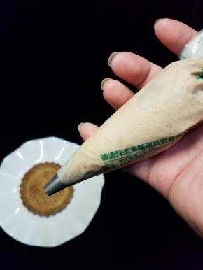 把栗子奶油装入裱花袋