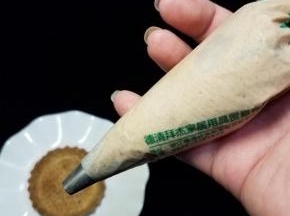 把栗子奶油装入裱花袋