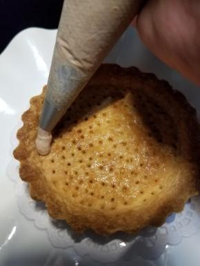 在凉透的挞皮表面刷一层薄薄的黄油，再在表面挤上一层栗子奶油