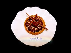 最会在栗子奶油上面摆上准备好的熟栗子肉，再根据自己喜好简单装饰一下，一款非常简单的栗子挞就完成了