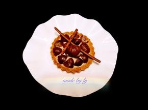 最会在栗子奶油上面摆上准备好的熟栗子肉，再根据自己喜好简单装饰一下，一款非常简单的栗子挞就完成了