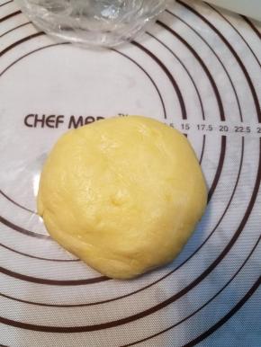 加入蛋黄和水，揉成面团