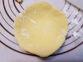 擀好的面团放入挞模，用手压平，使面皮贴合挞模的形状