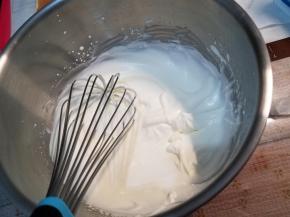 下面来做栗子奶油，把细砂糖直接放入淡奶油中打发，打至纹路不消失即可