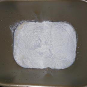 除色拉油以外的所有材料放入面包机