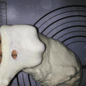 加入色拉油继续揉15分钟至出膜。