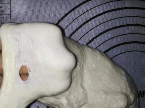 加入色拉油继续揉15分钟至出膜。