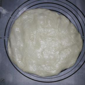 发好的面团按压排气