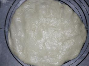 发好的面团按压排气