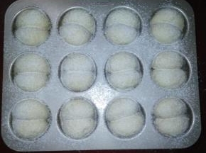 取出烤盘，烤箱上下火200度预热，在面包坯上筛一层高筋面粉。