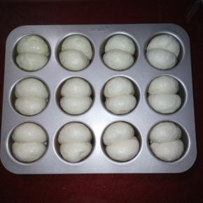 放入烤箱，放盘热水发酵至1.5倍大。