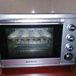 把烤盘放入预热好的烤箱中层，烤10分钟即可。