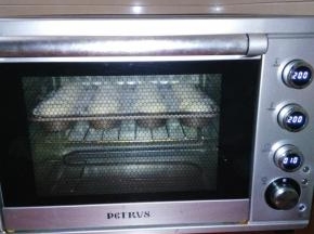 把烤盘放入预热好的烤箱中层，烤10分钟即可。