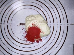 取一小半的面团，加入红曲粉揉匀。