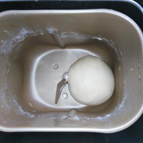 放入黄油继续揉15分钟至出膜。