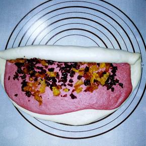 从一边卷起捏紧封口。