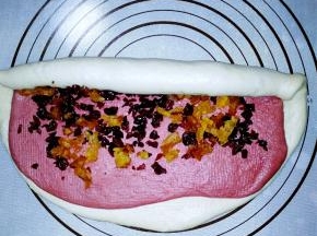 从一边卷起捏紧封口。