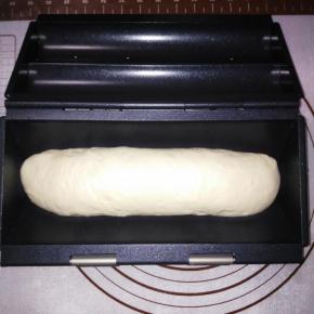 把整好的面团放入心形模具盖上，并发酵至平盖。