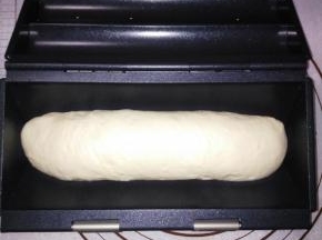 把整好的面团放入心形模具盖上，并发酵至平盖。