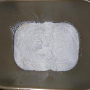 把除黄油和红曲粉蔓越莓之外的材料放入面包机，揉面15分钟。