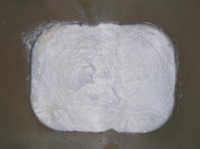 把除黄油和红曲粉蔓越莓之外的材料放入面包机，揉面15分钟。