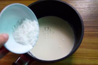 淡奶油和牛奶倒入奶锅中加热至微沸关火，加入砂糖搅拌融化，然后放置晾凉