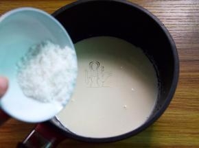 淡奶油和牛奶倒入奶锅中加热至微沸关火，加入砂糖搅拌融化，然后放置晾凉