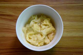 榴莲去核，将果肉过筛去掉丝