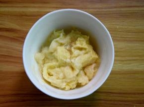 榴莲去核，将果肉过筛去掉丝
