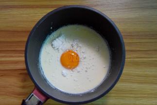 晾凉后的淡奶油混合中加入蛋黄和低筋面粉，搅拌均匀