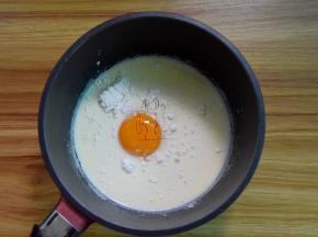 晾凉后的淡奶油混合中加入蛋黄和低筋面粉，搅拌均匀