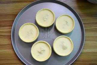 挞皮中分别装入榴莲，倒入挞水至9分满