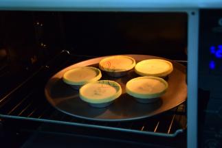 烤箱预热210度上下火，放入蛋挞烤25分钟