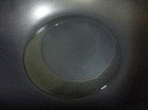 热锅倒油烧至八成热。