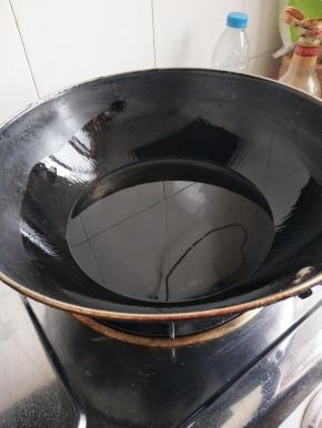 铁锅入油烧到六成热
