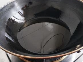 铁锅入油烧到六成热