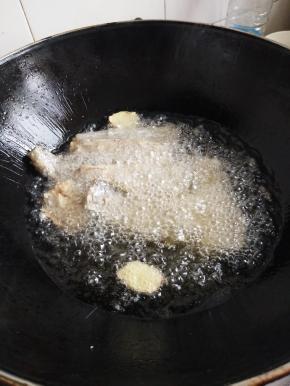 放入带鱼炸香