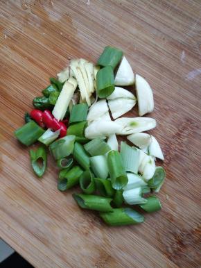 备好葱姜蒜和辣椒