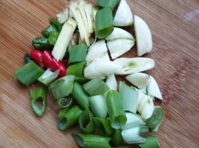 备好葱姜蒜和辣椒
