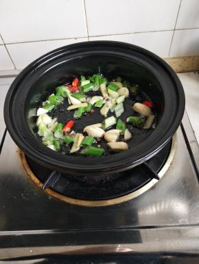 砂锅入油烧热后爆香作料